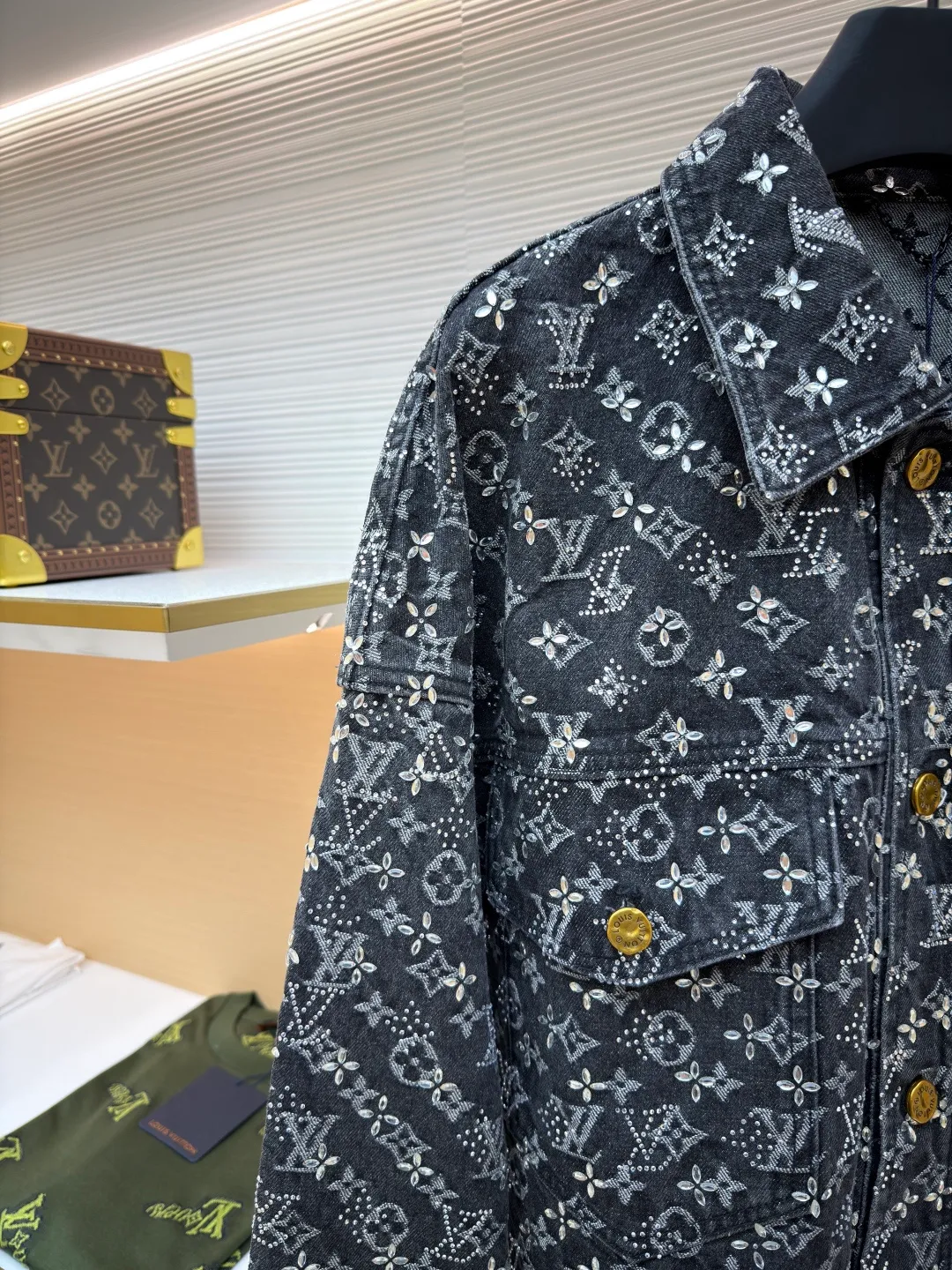 LOUIS VUITTON Presbyopia rhinestone jacquard denim jacket ●Original version: purchased and developed by 96009 ●Item number: 1681011-C55 ●Fabric: denim fabric ●Technology: jacquard rhinestone production ●Version: fitted version ●Weight: about 1475 grams ●Size: 46-48-50-52 ●Description: The fabric is sewn from denim, with a Monogram jacquard pattern printed all over, and diamond decorations using hot-drilling techniques to form the brand’s classic pattern. The waist is distressed and flocked leather, and the hardware is molded. The overall routing is straight and delicate, the fabric is comfortable and soft, and the color is consistent without color difference. It can be matched with the same style to create a fashionable look and control various occasions. Customized accessories, complete with three standards, the same style for men and women.